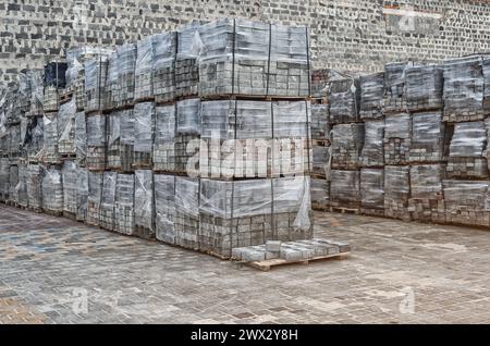 Innenraum des Produktionslagers. Anlage zur Herstellung von Pflasterplatten. Kopfsteinpflaster stapeln sich Stockfoto