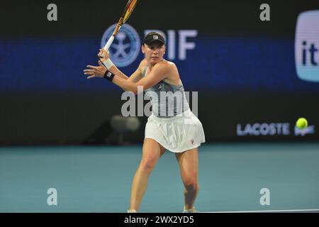 MIAMI GARDENS, FLORIDA - 25. MÄRZ: Ekaterina Alexandrova vs IgA Swiatek (Polen) während des Miami Open Day 10 2024, präsentiert von Itaú im Hard Rock Stadium am 25. März 2024 in Miami Gardens, Florida. (Foto: JL/SIPA USA) Stockfoto