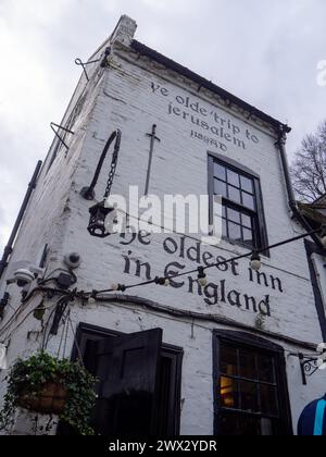 YE Olde Trip nach Jerusalem Brauhaus in den weichen Sandstein von Nottingham Castle. Erbaut 1189. Ältestes Pub in England. Stockfoto