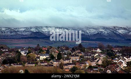 Glasgow, Schottland, Großbritannien. 27. März 2024: Wetter in Großbritannien: Schnee auf den Campsie Fells-Hügeln ist von der Stadt aus zu sehen, da sie über den Vorort bearsden im Norden der Stadt ragen. Credit Gerard Ferry/Alamy Live News Stockfoto