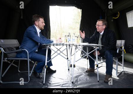 Bernsdorf, Deutschland. März 2024. Der Bundesverteidigungsminister Boris Pistorius (SPD, rechts) und der sächsische Ministerpräsident Michael Kretschmer (CDU) sitzen zusammen in einem Zelt auf dem Gelände eines geplanten Bundeswehrstützpunktes. Das neue Logistikbataillon 471 soll auf dem Gelände in Bernsdorf-Straßgräbchen stationiert werden. Quelle: Sebastian Kahnert/dpa/Alamy Live News Stockfoto