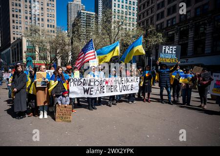 Ukrainische Amerikaner und ihre Anhänger versammeln sich am Sonntag, den 24. März 2024, auf dem Herald Square in New York, um gegen die russische Invasion in die Ukraine und die Inhaftierung ukrainischer Kriegsgefangener zu protestieren (© Richard B. Levine) Stockfoto