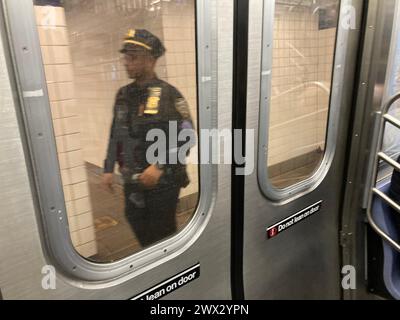 NYPD Offizier auf der Jay Street-Borough Hall Station in Brooklyn, New York am Samstag, den 16. März 2024. (© Frances M. Roberts) Stockfoto