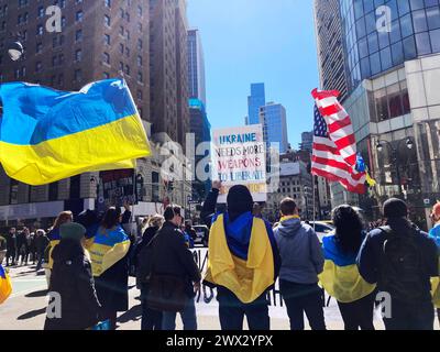 Ukrainische Amerikaner und ihre Anhänger versammeln sich am Sonntag, den 24. März 2024, auf dem Herald Square in New York, um gegen die russische Invasion in die Ukraine und die Inhaftierung ukrainischer Kriegsgefangener zu protestieren (© Frances M. Robertse) Stockfoto