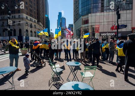 Ukrainische Amerikaner und ihre Anhänger versammeln sich am Sonntag, den 24. März 2024, auf dem Herald Square in New York, um gegen die russische Invasion in die Ukraine und die Inhaftierung ukrainischer Kriegsgefangener zu protestieren (© Richard B. Levine) Stockfoto