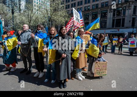 Ukrainische Amerikaner und ihre Anhänger versammeln sich am Sonntag, den 24. März 2024, auf dem Herald Square in New York, um gegen die russische Invasion in die Ukraine und die Inhaftierung ukrainischer Kriegsgefangener zu protestieren (© Richard B. Levine) Stockfoto