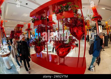 Besucher kommen in Macy's Flaggschiff-Kaufhaus am Herald Square in New York, das mit Blumenarrangements für die 2024 49. Jährliche Macy's Flower Show in Zusammenarbeit mit Dior am Eröffnungstag Sonntag, den 24. März 2024, geschmückt ist. Die Show läuft bis zum 7. April. (© Richard B. Levine) Stockfoto