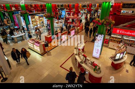 Besucher kommen in Macy's Flaggschiff-Kaufhaus am Herald Square in New York, das mit Blumenarrangements für die 2024 49. Jährliche Macy's Flower Show in Zusammenarbeit mit Dior am Eröffnungstag Sonntag, den 24. März 2024, geschmückt ist. Die Show läuft bis zum 7. April. (© Richard B. Levine) Stockfoto