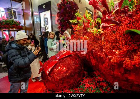 Besucher kommen in Macy's Flaggschiff-Kaufhaus am Herald Square in New York, das mit Blumenarrangements für die 2024 49. Jährliche Macy's Flower Show in Zusammenarbeit mit Dior am Eröffnungstag Sonntag, den 24. März 2024, geschmückt ist. Die Show läuft bis zum 7. April. (© Richard B. Levine) Stockfoto