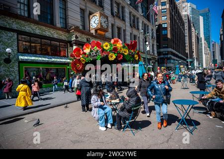 Macy's Flaggschiff-Kaufhaus am Herald Square in New York wurde mit Blumenarrangements für die 2024 49. Jährliche Macy's Flower Show in Zusammenarbeit mit Dior am Eröffnungstag am 24. März 2024 geschmückt. Die Show läuft bis zum 7. April. (© Richard B. Levine) Stockfoto