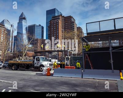 Arbeiter bauen am Dienstag, den 26. März 2024, auf einer Baustelle in Chelsea in New York eine Gehsteigerbrücke zum Schutz der Fußgänger. (© Richard B. Levine) Stockfoto