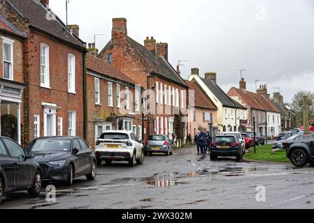 Das Norfolk-Dorf Burnham Market aus dem 17. Jahrhundert an einem nassen Frühlingstag, East Anglia England Großbritannien Stockfoto