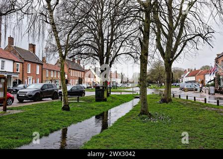 Das Norfolk-Dorf Burnham Market aus dem 17. Jahrhundert an einem nassen Frühlingstag, East Anglia England Großbritannien Stockfoto