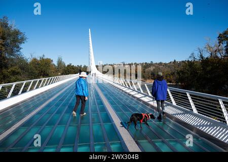 Die Sundial Bridge in Turtle Bay ist eine weltberühmte Fußgängerbrücke und öffentliche Kunstinstallation, die den Sacramento River in Redding überquert und mit dem Fluss verbunden ist Stockfoto