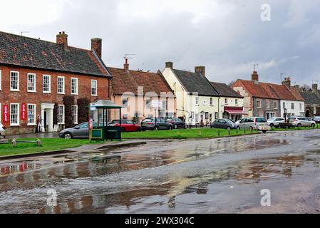 Das Norfolk-Dorf Burnham Market aus dem 17. Jahrhundert an einem nassen Frühlingstag, East Anglia England Großbritannien Stockfoto