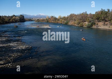 Die Sundial Bridge in Turtle Bay ist eine weltberühmte Fußgängerbrücke und öffentliche Kunstinstallation, die den Sacramento River in Redding überquert und mit dem Fluss verbunden ist Stockfoto