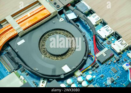 Nahaufnahme alter zerlegter Laptop nach der Reinigung des Kühlersystems, der Wiederbelebung der Technologie, konzentriert sich der Spezialist auf Reparatur und Reinigung, Leben i atmen Stockfoto
