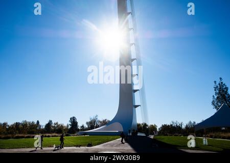 Die Sundial Bridge in Turtle Bay ist eine weltberühmte Fußgängerbrücke und öffentliche Kunstinstallation, die den Sacramento River in Redding überquert und mit dem Fluss verbunden ist Stockfoto