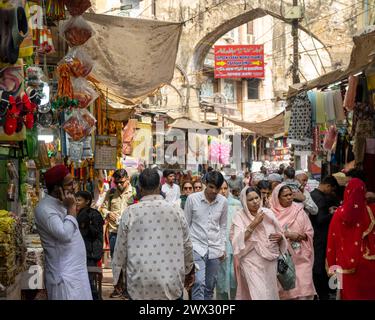 Indien, Rajasthan, Ajmer, Strassenszene im Marktviertel unterhalb der Adhai-din-ka-Jhonpra-Moschee Stockfoto