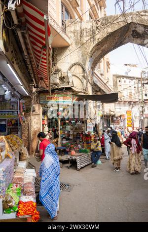 Indien, Rajasthan, Ajmer, Strassenszene im Marktviertel unterhalb der Adhai-din-ka-Jhonpra-Moschee Stockfoto