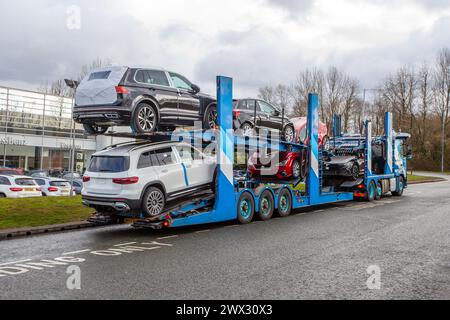 Beladener ECM HGV 7-Autotransporter   Auslieferungen neuer Modelle außerhalb des Ausstellungsraums von Mercedes Benz in Midland Way Preston, Großbritannien Stockfoto