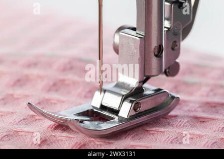 Nähmaschinenfuß und Nadelplatte mit Nadelhalter. Makro, Industrie. Kopierbereich für Text Stockfoto