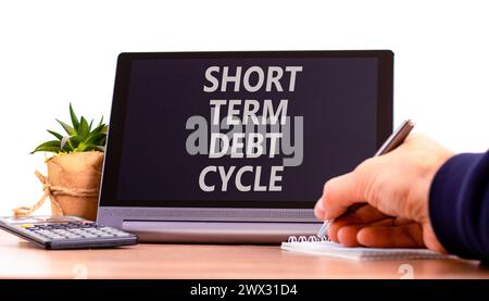 Symbol für den kurzfristigen Schuldenzyklus. Concept Words kurzfristiger Schuldenzyklus auf einem schönen schwarzen Tablet. Schöner weißer Hintergrund. Geschäftsmann Hand. Rechner. Stockfoto