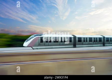 Hochgeschwindigkeits-Einschienenbahn-Rennstation an der Kreuzung der Bühnenstraße, Seitenansicht Bewegungsunschärfe-Effekt Stockfoto