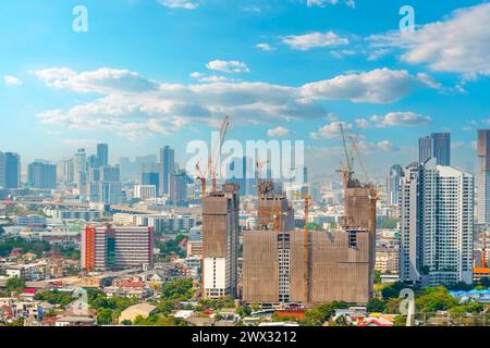 Panoramablick auf die sich aktiv entwickelnde Metropole, Wohn-, Industrie- und Geschäftszentrum, städtisches modernes Stadtbild. Stockfoto