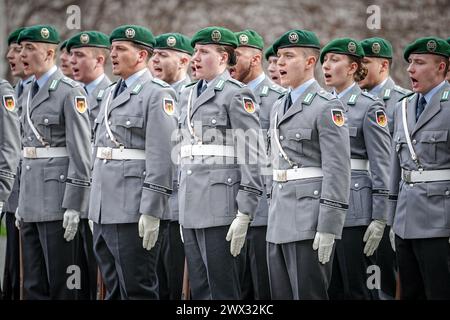 Berlin, Deutschland. März 2024. Bundeswehrsoldaten des Wachbataillons begrüßen Bundeskanzler Scholz vor der Ankunft des lettischen Ministerpräsidenten Sili·A vor dem Bundeskanzleramt. Quelle: Kay Nietfeld/dpa/Alamy Live News Stockfoto