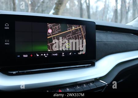 Navigationskarte angezeigte Fahrzeugposition auf Einer Karte auf dem Zentralbildschirm im Fahrzeug Stockfoto