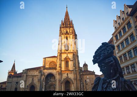 Die Kathedrale von Oviedo, Asturien, Spanien. Pl. Alfonso II. Der Casto. Gotischer Stil aus dem 8. Jahrhundert, von der UNESCO zum Weltkulturerbe erklärt Stockfoto