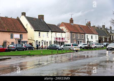Das Norfolk-Dorf Burnham Market aus dem 17. Jahrhundert an einem nassen Frühlingstag, East Anglia England Großbritannien Stockfoto