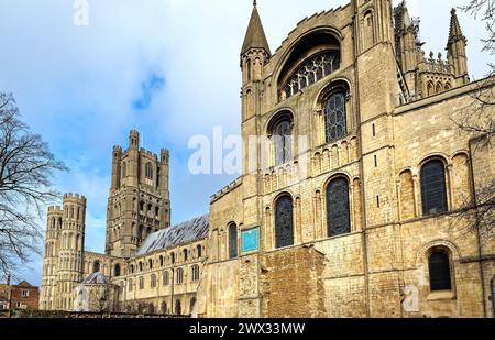 Außenansicht der historischen Ely Kathedrale an einem sonnigen Frühlingstag Cambridgeshire England Großbritannien Stockfoto