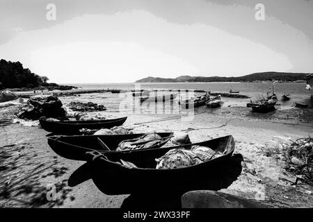 Erstaunliche Fischerboote in Fidsshing Village in Goa oder Kerala Ot Karnataka (monochrom). Sonniger Tag in Südindien. Stockfoto