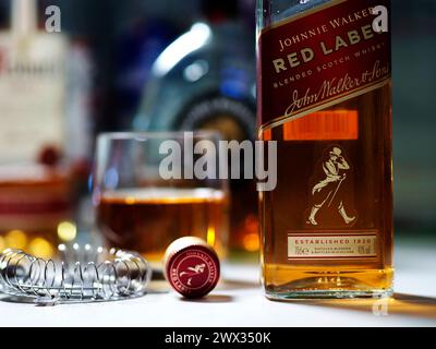 Deutschland. März 2024. In dieser Fotoabbildung wird eine Flasche Johnnie Walker Red Label Blended Scotch Whisky auf einem Tisch gezeigt. (Foto von Igor Golovniov/SOPA Images/SIPA USA) *** ausschließlich für redaktionelle Nachrichten *** Credit: SIPA USA/Alamy Live News Stockfoto