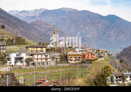 Blick auf das Dorf Intragna mit der Kirche San Gottardo, Teil des Centovalli, Bezirk Locarno, im Kanton Tessin, Schweiz Stockfoto