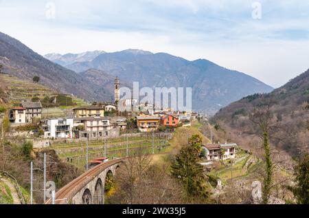 Blick auf das Dorf Intragna mit der Kirche San Gottardo, Teil des Centovalli, Bezirk Locarno, im Kanton Tessin, Schweiz Stockfoto