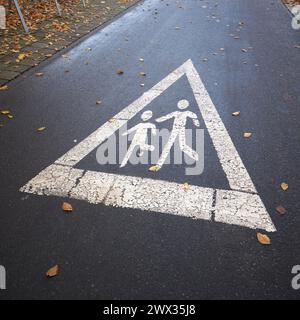 Fußgängerkennzeichnung durch eine Straßenmarkierung an der Sundpromenade in Stralsund Stockfoto