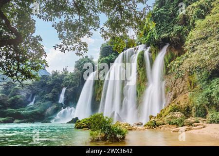 Wunderschöne Bilder von Ban Gioc Wasserfällen an der Grenze zwischen Vietnam und China Stockfoto