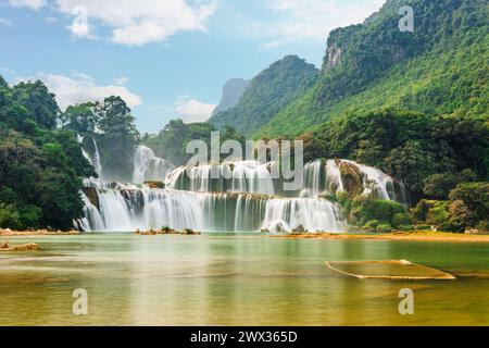 Wunderschöne Bilder von Ban Gioc Wasserfällen an der Grenze zwischen Vietnam und China. Dieser große Wasserfall weist auch auf eine Grenze zwischen den beiden Ländern hin Stockfoto