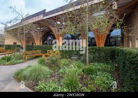 Garten am Eingang zur Cambridge Central Mosque, Cambridge, England, Großbritannien Stockfoto
