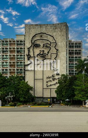 BAS-Relief von Che Guevara auf dem Platz der Revolution. Havanna, die Hauptstadt Kubas Stockfoto