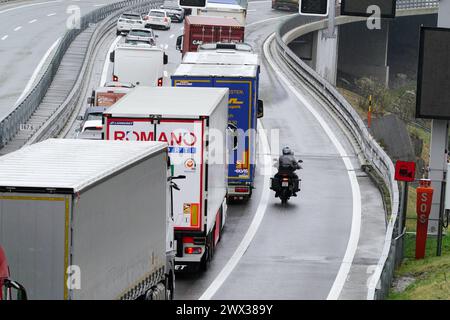 Anton Geisser 27.03.2024 Autobahn Verkehr, Straße,Bild : Stau,Osterstau auf der Gotthardautobahn bei Goeschenen .Motorradfahrer faehrt auf Pannenstreifen. *** Anton Geisser 27 03 2024 Autobahnverkehr, Straße,Bild Stau,osterverkehrsstau auf der Gotthard-Autobahn bei Goeschenen Motorradfahrer fahren auf der Notspur Stockfoto