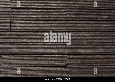 Holzdielen schneiden und befestigen mit rostigen Nägeln und Schrauben. Brauner Hintergrund mit hintergründiger Textur aus Holz Stockfoto