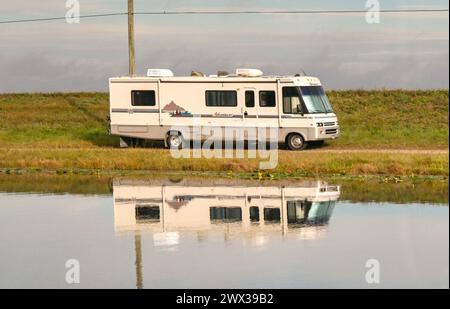 Everglades National Park, Florida, USA - 4. Dezember 2023: Wohnmobil parkt neben einem Wasserkanal in den Everglades. Stockfoto