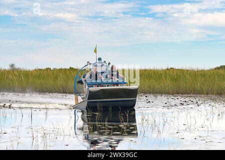 Everglades National Park, Florida, USA - 4. Dezember 2023: Touristen auf einer Fahrt mit dem Airboat über das Wasser im Nationalpark des Bundesstaats Stockfoto