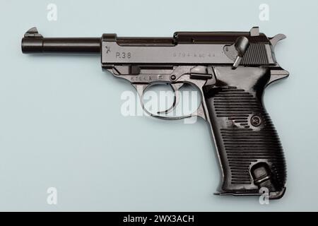 Linke Seite der deutschen Walther P38 9 mm Pistole auf blauem Hintergrund. Grob hergestellt 1944 und anschließend gefangen genommen, wiederaufgebaut und von der UdSSR markiert Stockfoto