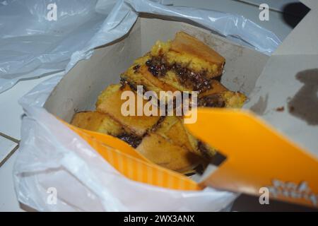 Foto von Käse-Bananen-Martinabak in einer Schachtel, ein typischer indonesischer Snack Stockfoto