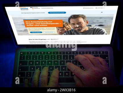Symbolisches Bild des Organspenderegisters, informiert sich die Person über das neue Online-Register für Organspende, in dem Sie sich als Spender registrieren können Stockfoto